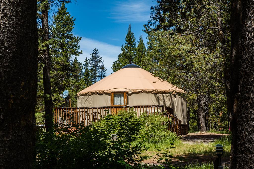 Bend-Sunriver Camping Resort 24 Ft. Yurt 16 Bagian luar foto
