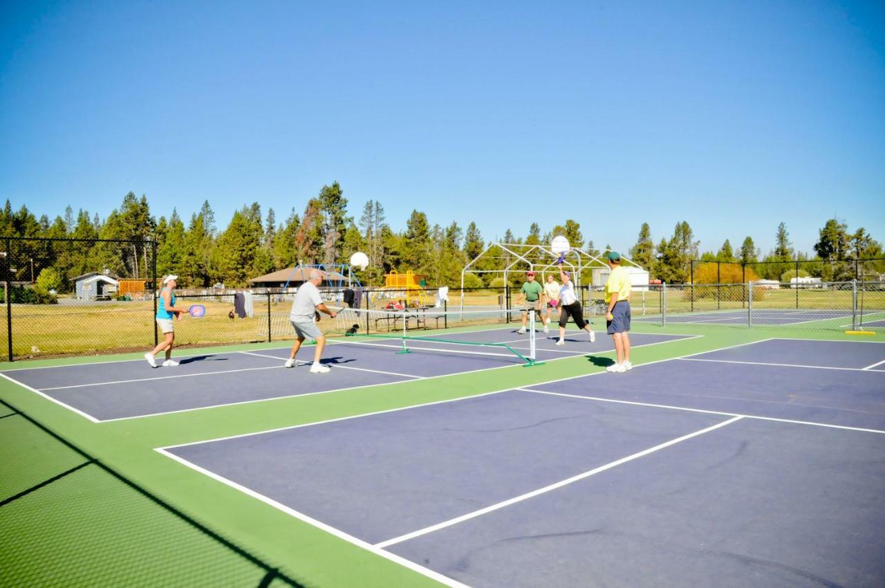 Bend-Sunriver Camping Resort 24 Ft. Yurt 16 Bagian luar foto