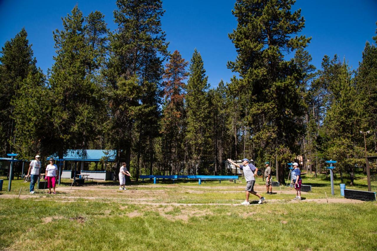 Bend-Sunriver Camping Resort 24 Ft. Yurt 16 Bagian luar foto